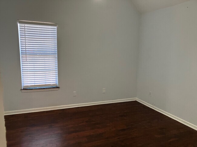 Building Photo - 7054 Foxhall Dr