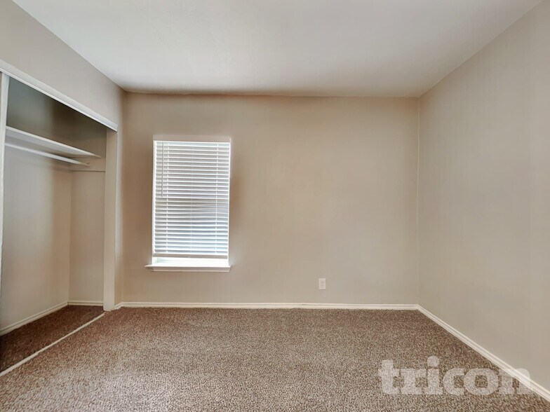 Building Photo - 706 Olney Dr