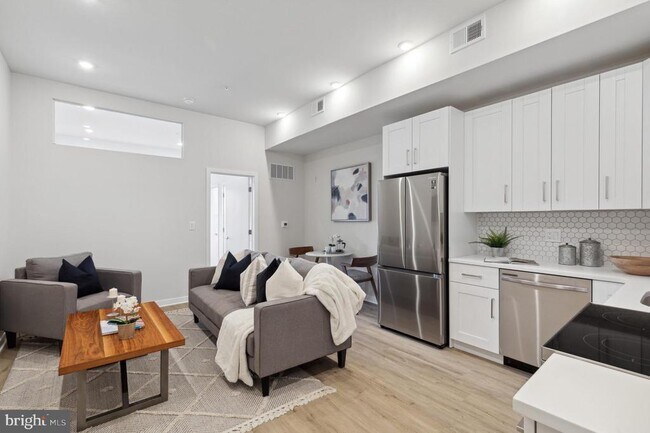 Building Photo - 1330 S Patton St