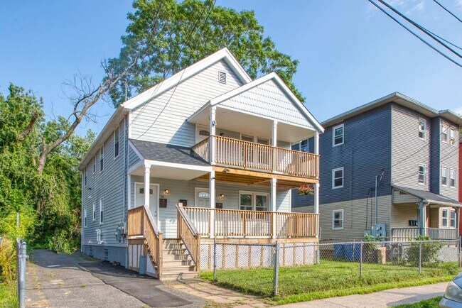 Building Photo - Lovely 3 Bedroom 1 Bathroom - 1st Floor with/ Washer and Dryer