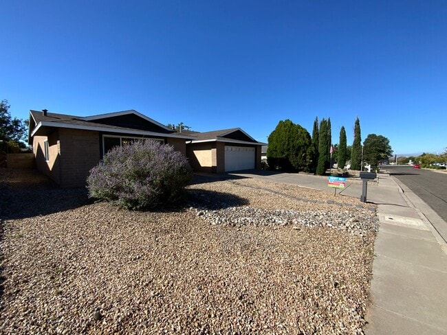 Building Photo - 4 Bedroom with Office Single Story Home Av...