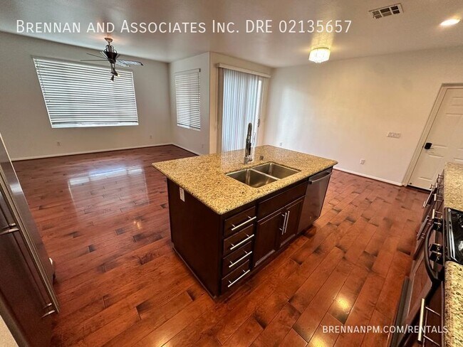 Building Photo - 3 bed, 2.5 bath Townhome, 2 Car Garage, Ea...