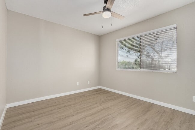 Building Photo - 736 S Farmer Ave