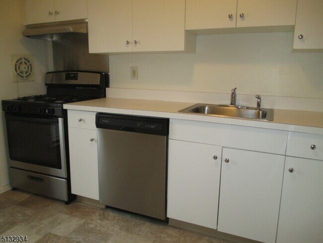 Building Photo - 181 Long Hill Rd