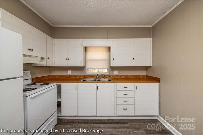 Building Photo - 213 Roslyn Rd