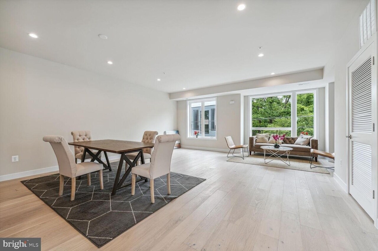 Living room 4-brm apt #2 - 2512 Elvans Rd SE