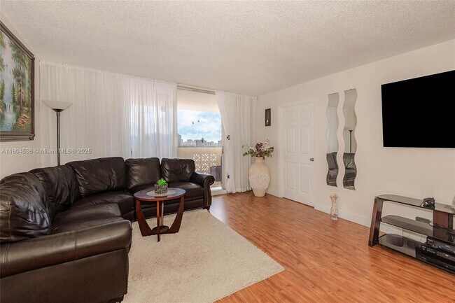 Building Photo - 1833 S Ocean Dr