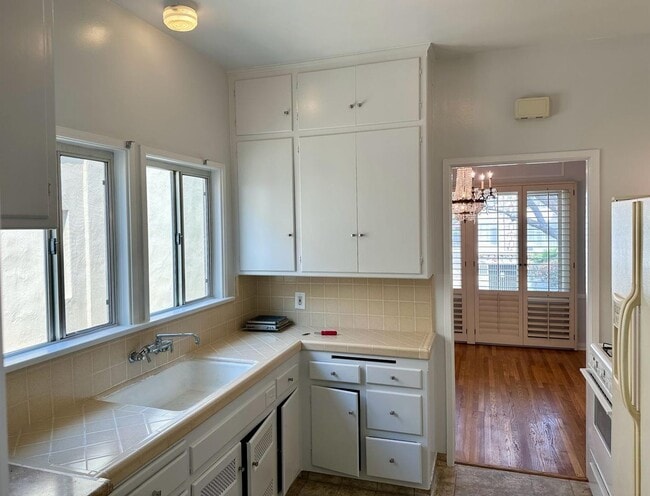 Building Photo - TRIPLEX