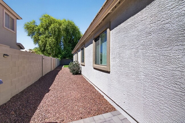 Building Photo - Updated House in Chandler Community