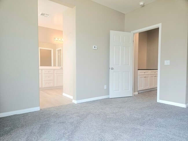 Building Photo - Gorgeous Spacious 3-Bedroom Home Now Avail...