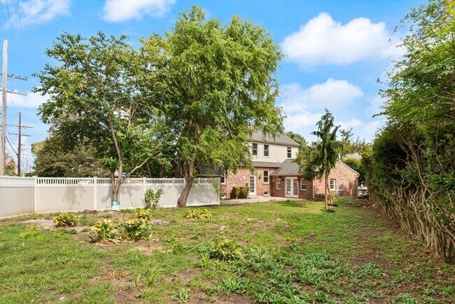 Building Photo - 129 Maple Ave