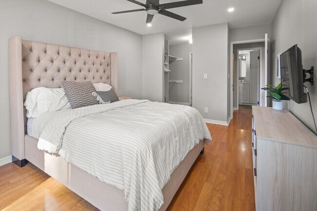 Building Photo - 7858 Cowles Mountain Ct