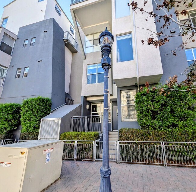 Building Photo - Walk-Up Townhouse in Downtown SD -  Dual Master 2 Bed 3 Bath with Brand New Flooring!