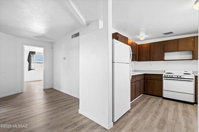 Building Photo - Move In Ready Unit! 1 Bed 1 Bath New Flooring!