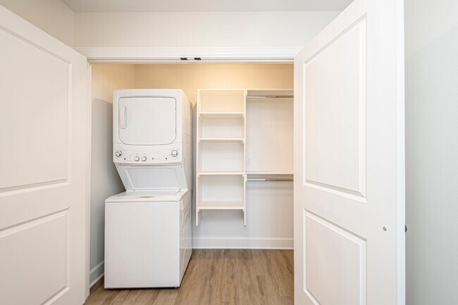 Building Photo - 1 Bed 1.5 Bath Luxury Energy Efficient Tow...