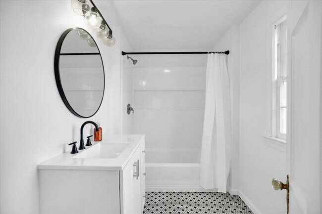 Building Photo - 1212 W Healey St