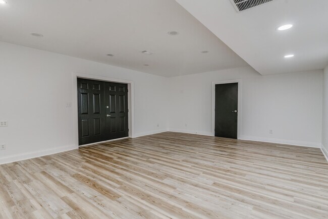 Building Photo - 2237 Guilford Ln
