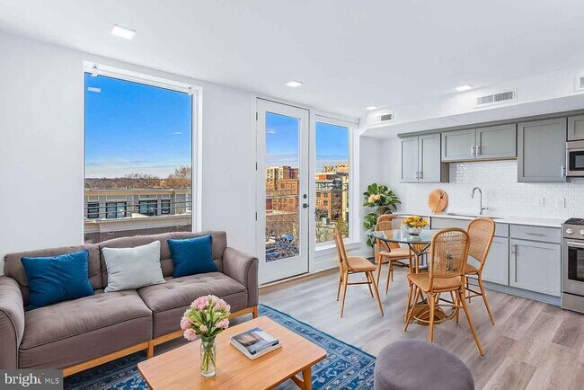 Building Photo - 701 N Henry St