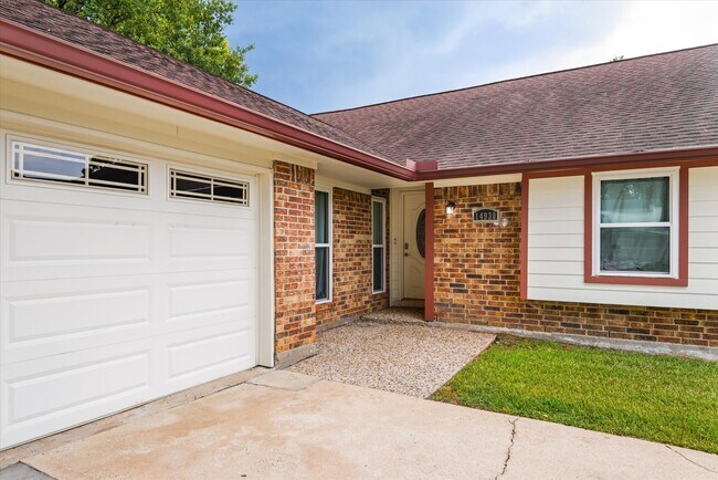 Building Photo - 14930 Aspen Hills Dr