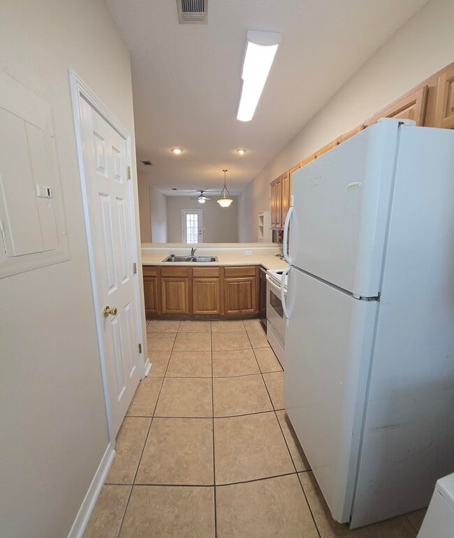 Building Photo - 204 Ann Cir