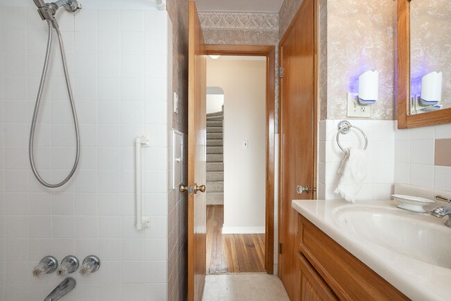 Building Photo - Charming 3 bedroom/2 bath House, Parma!