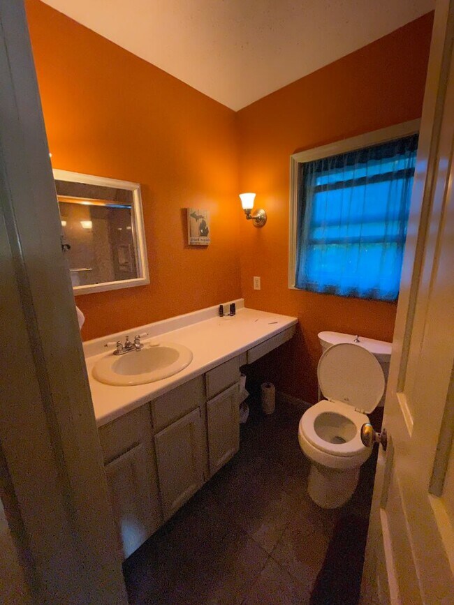 Building Photo - Lovely Furnished Home Available September ...