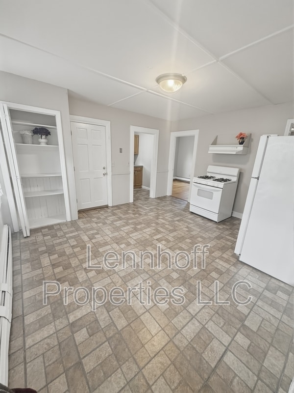 Building Photo - 130 S Elm St