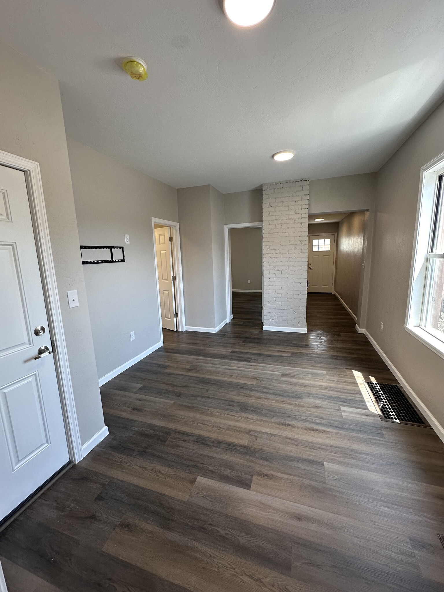 Building Photo - 1366 3rd Ave
