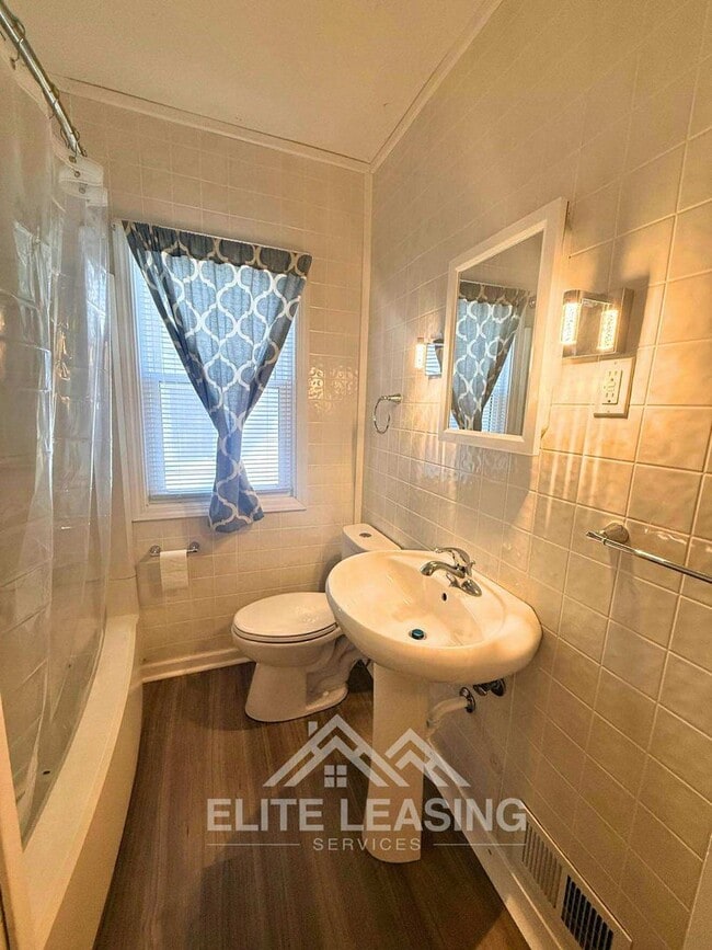 Building Photo - 3 Bedroom, 2 Bathroom home close to Gage Park
