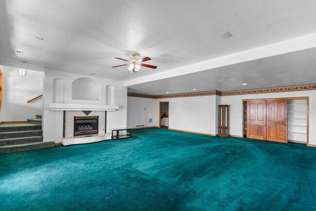 Building Photo - 3957 Valley Oak Dr