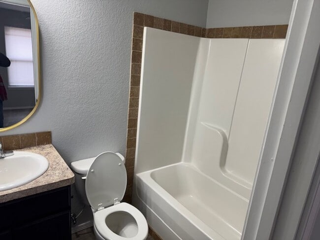 Building Photo - MOVE IN SPECIAL CALL NOW