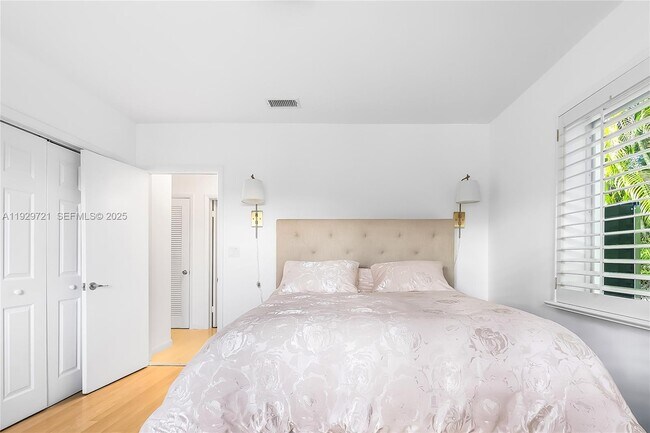 Building Photo - 2085 Ixora Rd