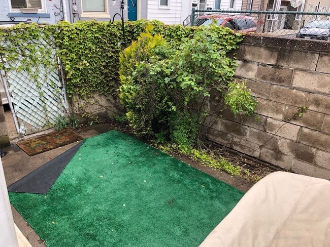 Building Photo - 102 s 126th