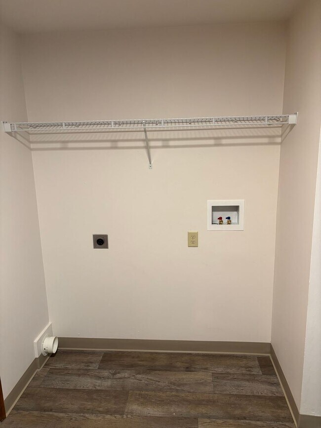 Building Photo - 1323