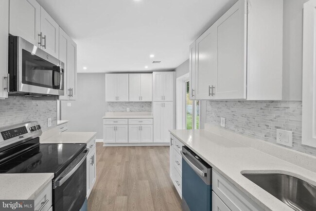 Building Photo - 5822 Brookview Dr