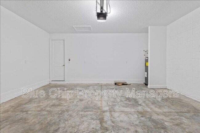 Building Photo - 1229 Pampus Dr