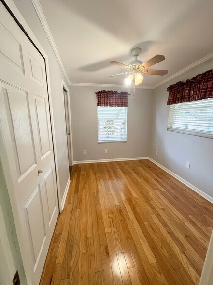 Building Photo - 516 Northmoor Ave N