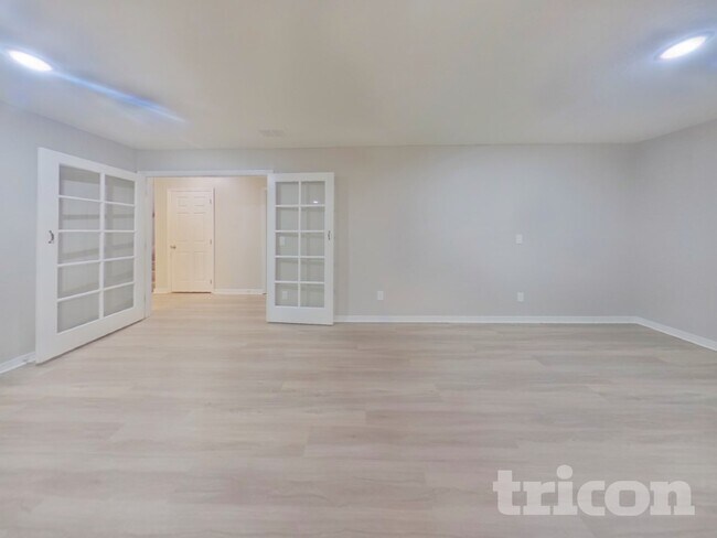 Building Photo - 2803 Eagle Lake Dr