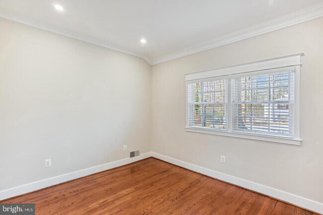 Building Photo - 9303 Fernwood Rd