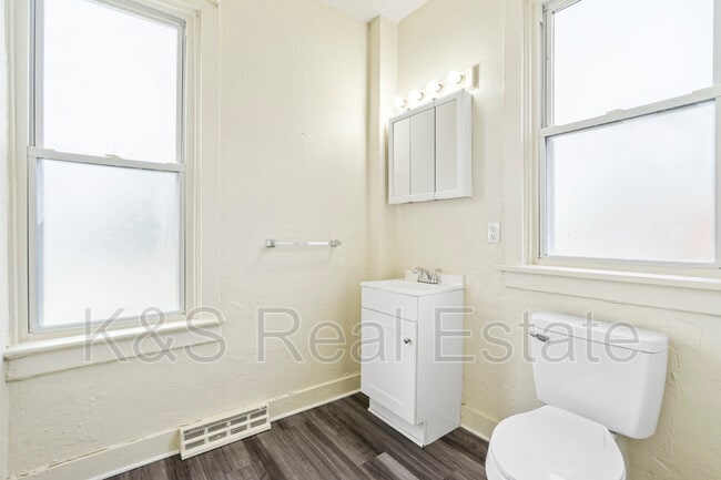 Building Photo - 814 Summit St