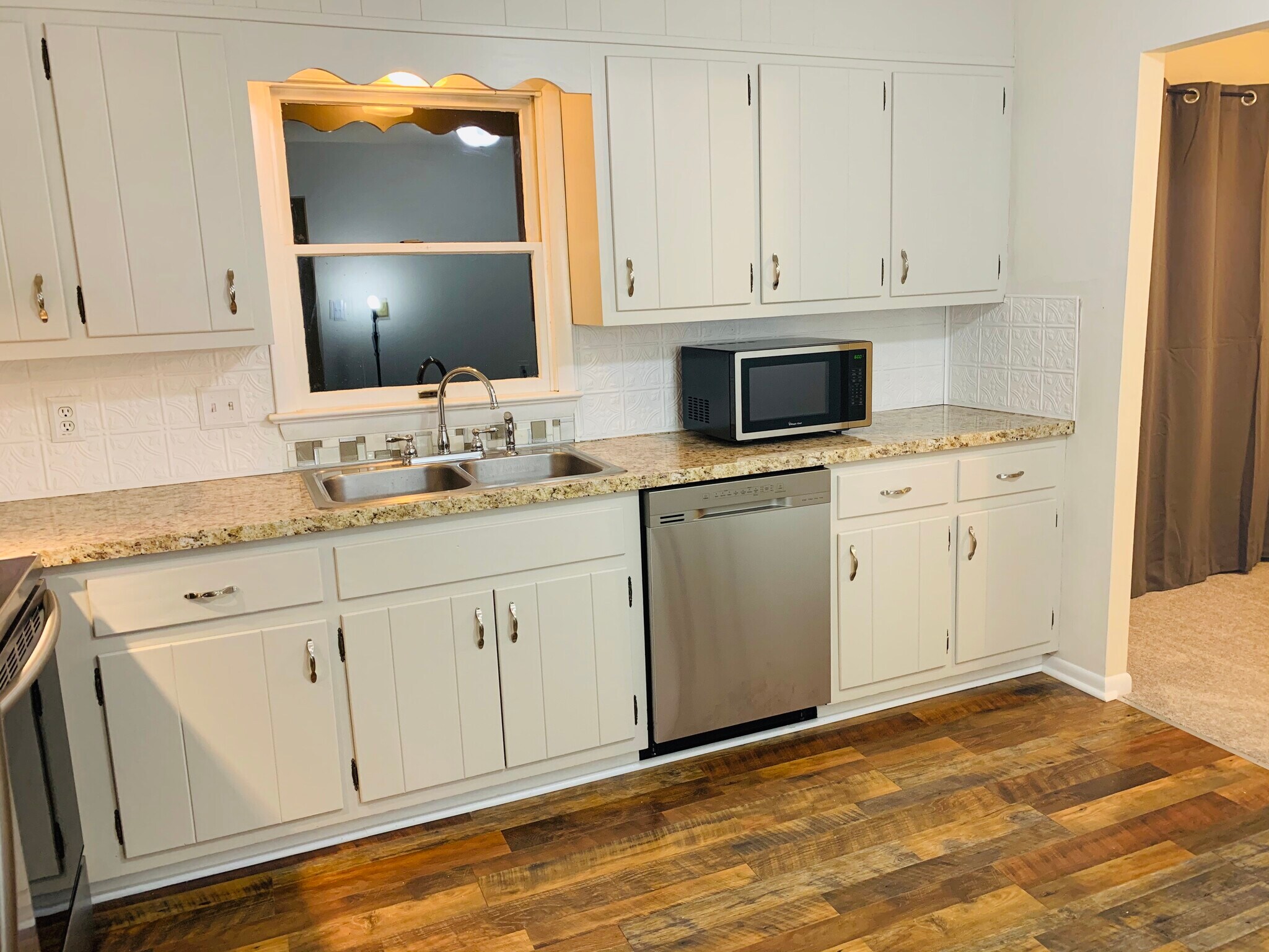 Newly updated kitchen with stainless steel appliances - 1265 Woodmere Rd