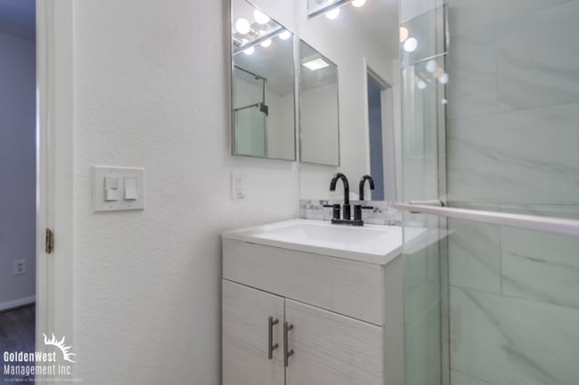 Building Photo - Updated 2Bdm 2Ba Condo in Windsor Chalet C...