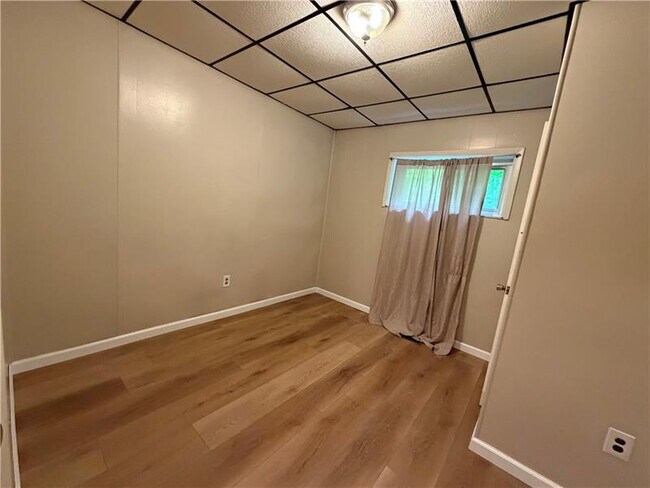 Building Photo - 735 Athalia St