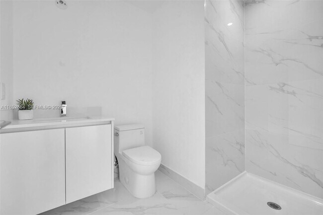 Building Photo - 700 NE 24th St