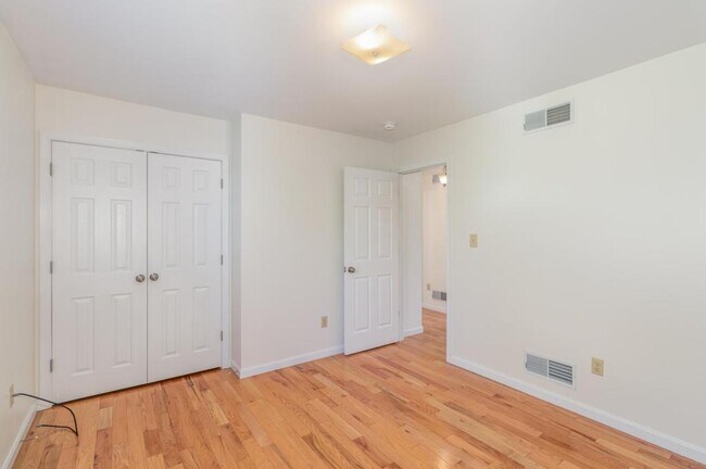 Building Photo - 927 E Lisburn Rd