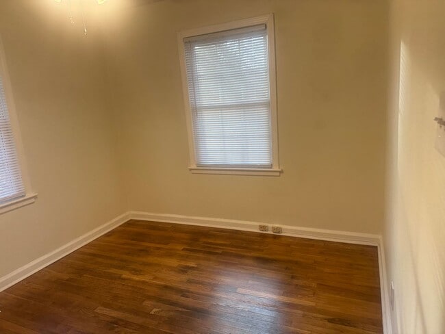 Building Photo - Charming 2br 1ba Home! Available Now!