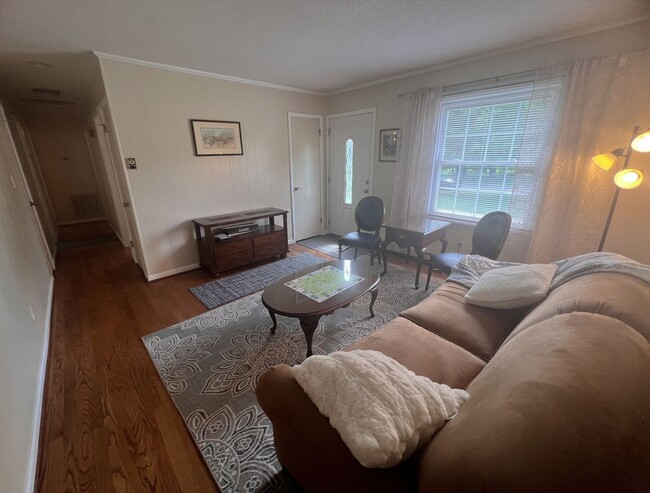Building Photo - Charming 3 bedroom, 1 1/2 bathroom home in...