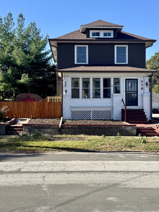 Building Photo - 716 46th St