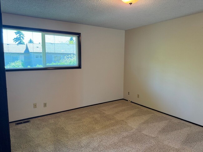 Building Photo - 3 bedroom 2.5 bathroom duplex off Coburg Rd.