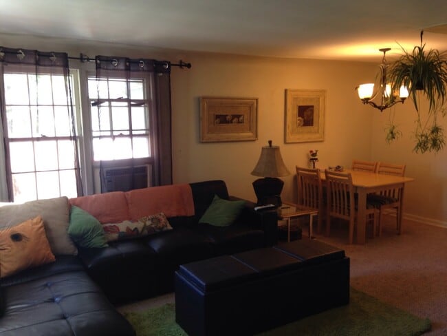 Building Photo - Adorable 2BD/1BA House! Nice Yard! Great L...